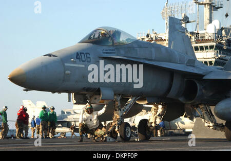 16. Oktober 2002 - Uss Kitty Hawk Cv63 - 021016-N-1810F-002. Auf hoher See an Bord der USS Kitty Hawk (CV-63) 15. Oktober 2002--eine F/A-18 C Ã "HornetÃ" zugeordnet, die Ã "DambustersÃ" von Strike Fighter Squadron One Nine Five (VFA-195) bereitet, aus einem der vier Dampf Katapulte auf dem Flugdeck ShipÃ•s zu starten.  Kitty Hawk ist der Flugzeugträger NavyÃ•s nur dauerhaft nach vorne bereitgestellt und betrieben Stockfoto