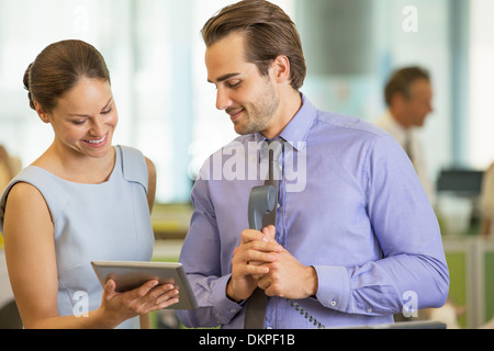 Geschäftsleute, die mit digital-Tablette in office Stockfoto