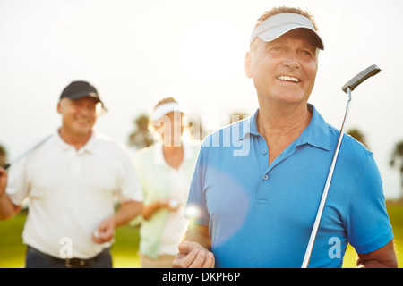 Ältere Erwachsene auf Golfplatz Stockfoto