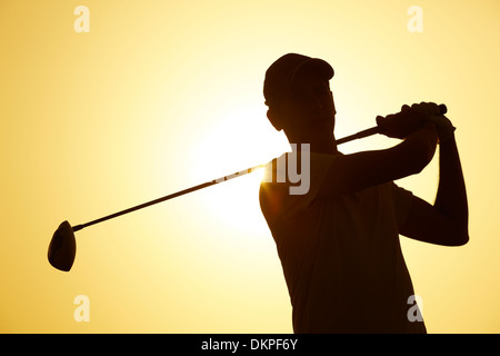 Silhouette des Mannes spielt Golf im freien Stockfoto