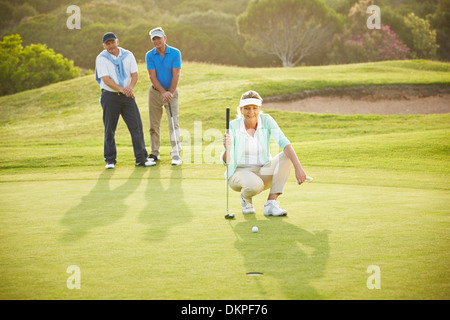 Senioren Freunde spielen Golf auf Kurs Stockfoto