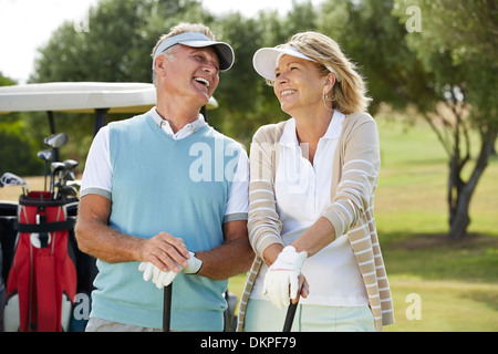 Älteres paar lachend auf Golfplatz Stockfoto