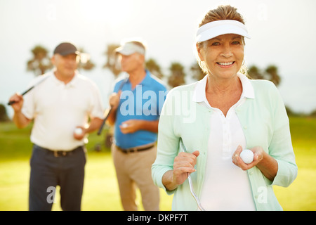 Senioren Freunde auf Golfplatz Stockfoto
