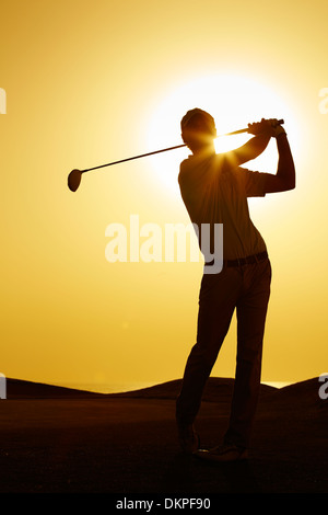 Silhouette des Menschen schwingen Golf club Stockfoto