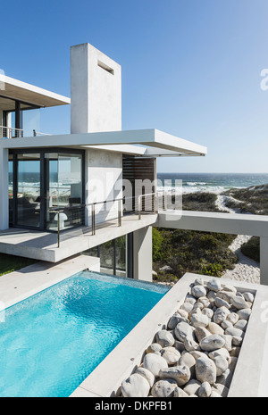 Sportbecken und Balkon des modernen Hauses mit Blick auf Meer Stockfoto