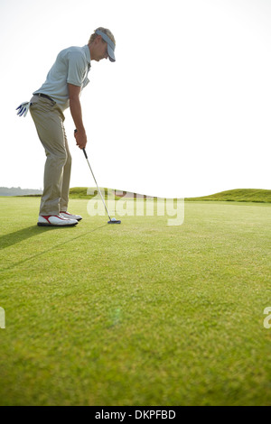 Mann, der auf Golfplatz Stockfoto