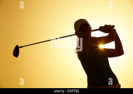 Silhouette der Frau spielt Golf auf Kurs Stockfoto