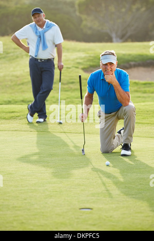 Senioren Herren auf Golfplatz Stockfoto