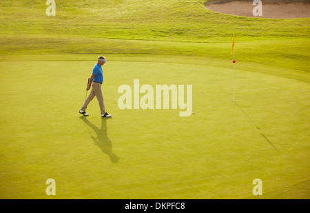 Mann zu Fuß auf Golfplatz Stockfoto