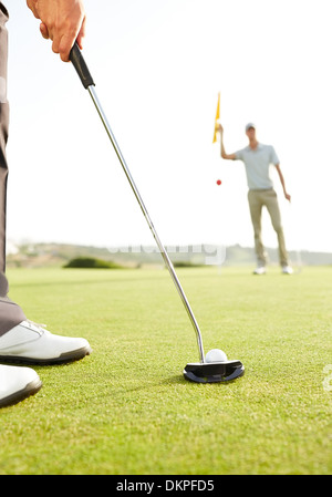 Menschen setzen Golfball Stockfoto