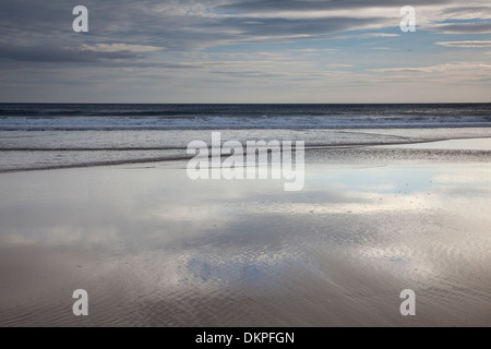 Sonne reflektiert am Strand bei Ebbe Stockfoto