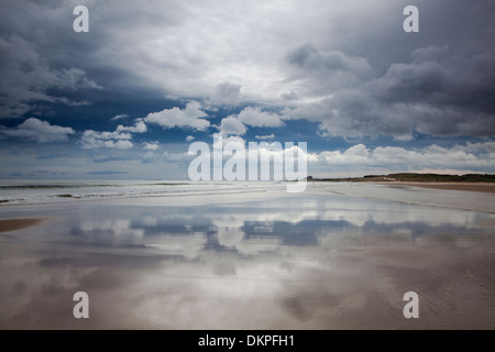 Reflexion der Wolken am Strand bei Ebbe Stockfoto