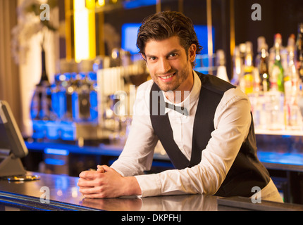 Porträt von gut gekleidete Barkeeper gelehnt auf Bar Stockfoto