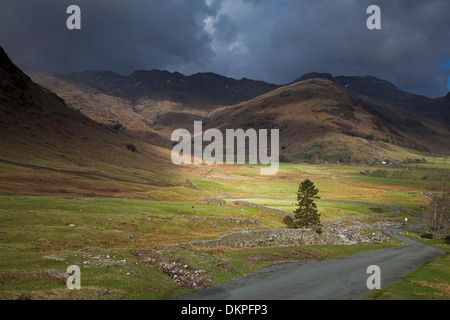 Gewitterwolken über ländlichen Hügel Stockfoto