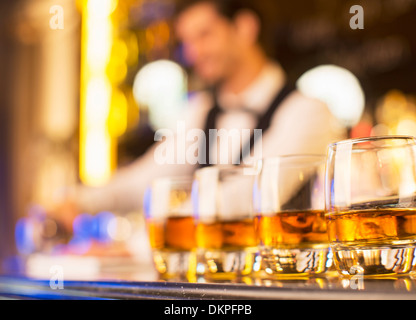 Nahaufnahme von Bourbon in Gläser in einer Reihe auf Bar Stockfoto