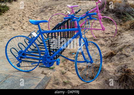 Blau und rosa Fahrrad befestigt am Strand, Stockfoto