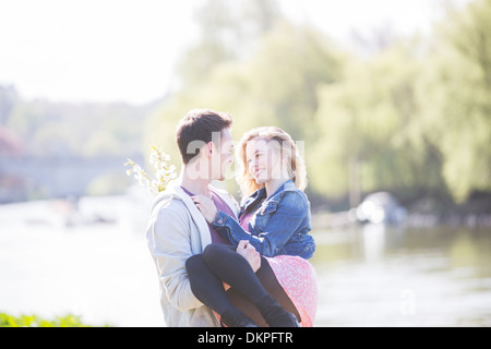 Mann mit Freundin Fluss entlang Stockfoto