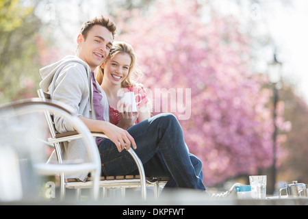 Paar beim Kaffee auf Parkbank Stockfoto