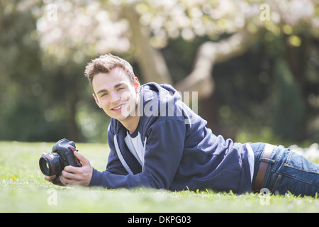 Mann mit Kamera im park Stockfoto