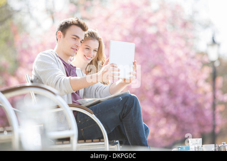 Paar mit digital-Tablette im park Stockfoto