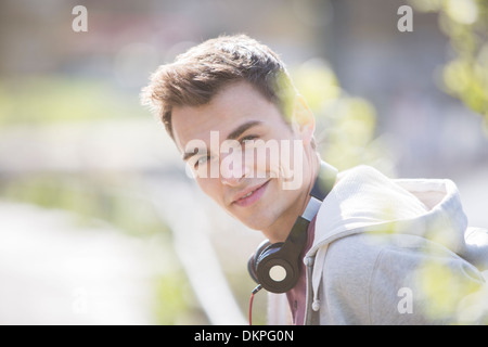 Mann trägt Kopfhörer im freien Stockfoto