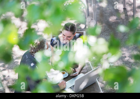 Business-Leute, die reden im Straßencafé Stockfoto