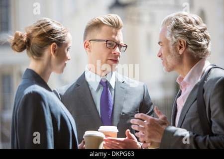 Business-Leute reden über Stadt Straße Stockfoto