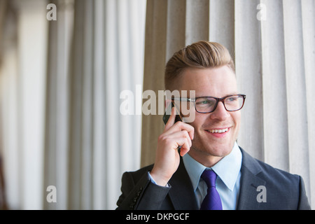 Geschäftsmann am Handy im freien sprechen Stockfoto