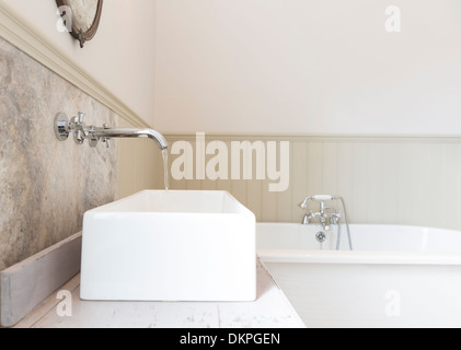 Waschbecken und Badewanne in Luxus-Badezimmer Stockfoto