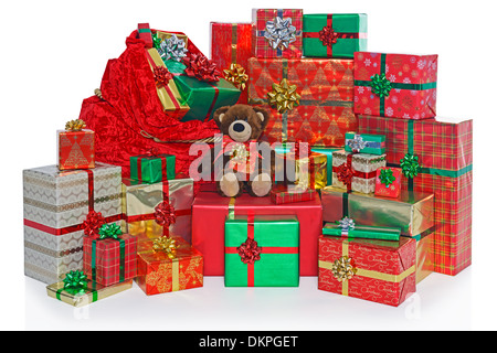 Ein Sack und Gruppe von Geschenk verpackt Weihnachtsgeschenke mit einem hausgemachten Teddy-Bären, isoliert auf einem weißen Hintergrund. Stockfoto