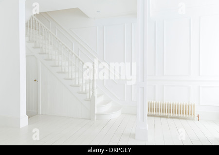 Weiße Treppe und Wände in reich verzierten Haus Stockfoto