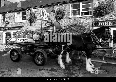 Harveys Brauerei Dray außerhalb der John Harvey Taverne, Lewes, Sussex, England Stockfoto