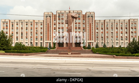 Der transnistrischen Parlamentsgebäude und die Statue von Vladimir Lenin in Tiraspol, der Hauptstadt von Transnistrien. Stockfoto