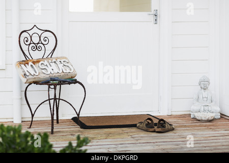 Melden Sie keine Schuhe auf Terrasse Stockfoto