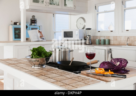 Gemüse und ein Glas Rotwein in der Küche Stockfoto