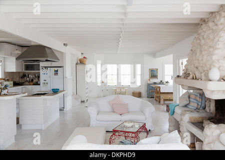 Weiße Küche und Wohnzimmer Stockfoto