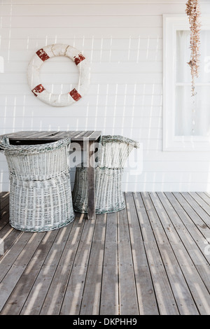 Korbsessel auf deck Stockfoto