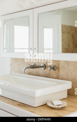Im luxuriösen Badezimmer Waschbecken Stockfoto