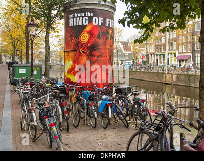 AMSTERDAM HOLLAND FAHRRÄDER UND WERBUNG STANDBEIN NEBEN EINEM KANAL Stockfoto