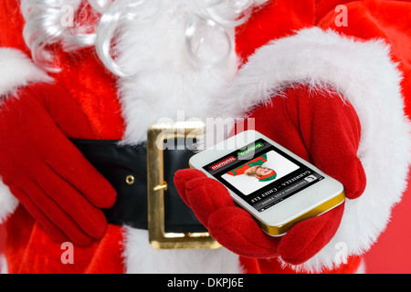 Santa Claus oder der Weihnachtsmann erhält einen Anruf von seinem Chef elf am Heiligabend. Stockfoto