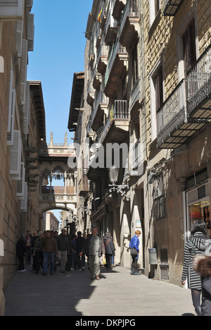 Menschen zu Fuß durch die engen Gassen der Altstadt von Barcelona. Katalonien. Spanien Stockfoto