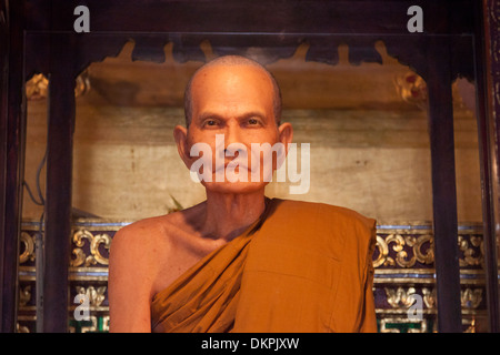 Die Wachsfigur Dummy von einem Ex-Abt im Chedi Luang Tempel (Chiang Mai - Thailand). Statue de cire d ' un Ancien Moine Supérieur. Stockfoto