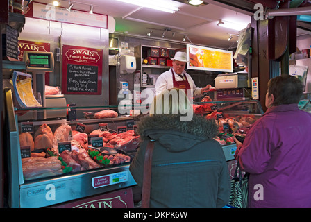Kunden von Market Trader Stall lokale Metzgereien, die frisches Fleisch kaufen York North Yorkshire England GB Großbritannien Stockfoto