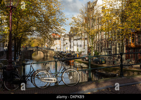 AMSTERDAM NIEDERLANDE A CANAL IM HERBST MIT ZWEI FAHRRÄDER Stockfoto