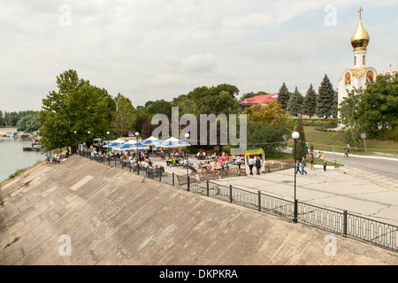 Cafe am Ufer des Dnjestr in Tiraspol, der Hauptstadt von Transnistrien. Stockfoto