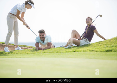 Freunde spielen auf Golfplatz Stockfoto