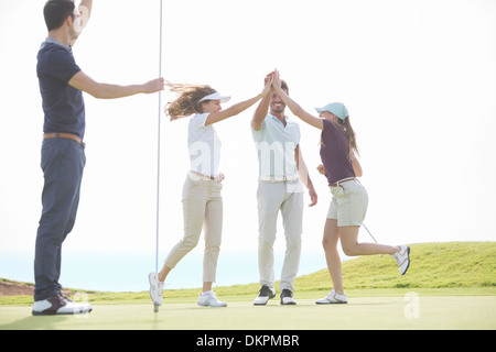 Freunde feiert am Golfplatz Stockfoto