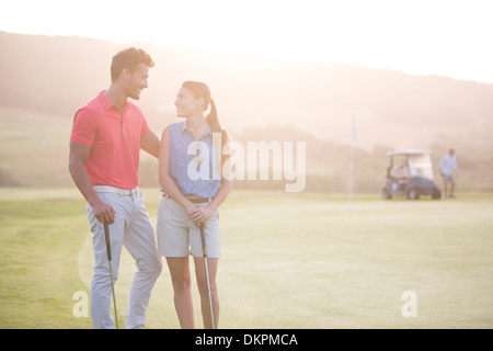 Paar am Golfplatz Stockfoto