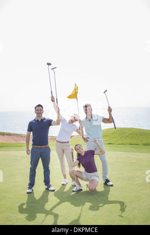 Verspielte Freunde auf Golfplatz Stockfoto