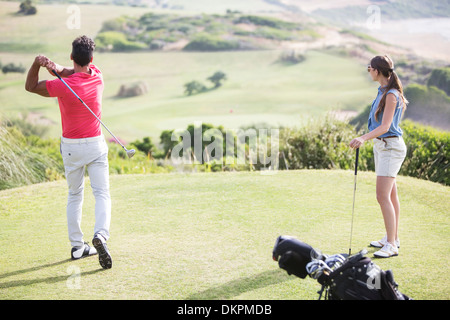 Paar Abschlag am Golfplatz Stockfoto